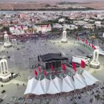 مبانٍ تاريخية وأعلام حمراء ترفرف في مدينة مغربية