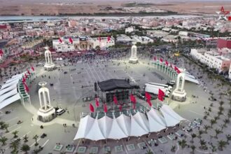 مبانٍ تاريخية وأعلام حمراء ترفرف في مدينة مغربية