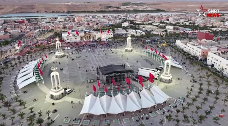 مبانٍ تاريخية وأعلام حمراء ترفرف في مدينة مغربية
