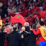 مشجعون مغاربة يحتفلون بفوز منتخبهم في كأس العالم بقطر.