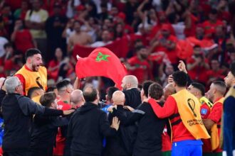 مشجعون مغاربة يحتفلون بفوز منتخبهم في كأس العالم بقطر.
