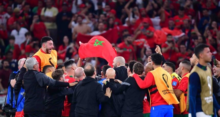مشجعون مغاربة يحتفلون بفوز منتخبهم في كأس العالم بقطر.