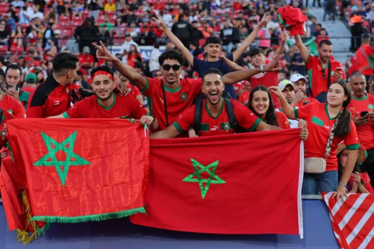جماهير مغربية تلوح بالأعلام الوطنية في مدرجات المونديال