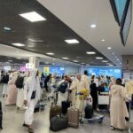 حجاج مغاربة في مطار يستعدون للسفر لأداء مناسك الحج.