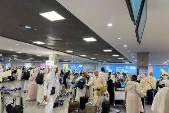 حجاج مغاربة في مطار يستعدون للسفر لأداء مناسك الحج.