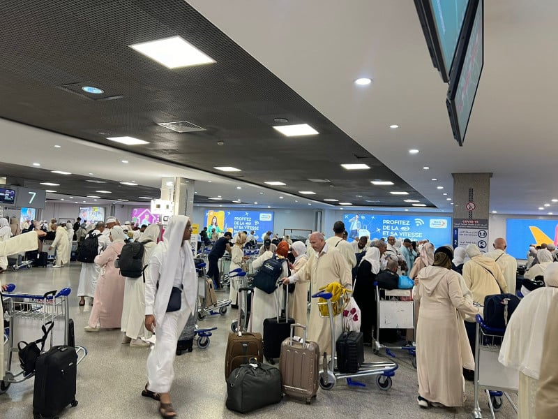 حجاج مغاربة في مطار يستعدون للسفر لأداء مناسك الحج.