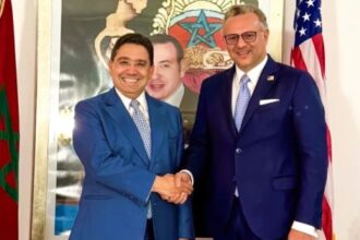رجلان يتصافحان أمام علمي فرنسا والمغرب