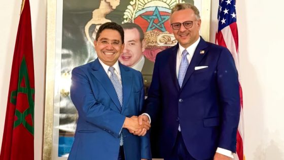 رجلان يتصافحان أمام علمي فرنسا والمغرب