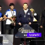 أشخاص يحملون شيكات الفوز في مسابقة ألعاب إلكترونية.