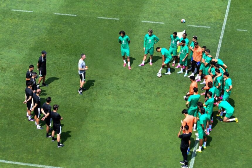 لاعبي المنتخب المغربي لكرة القدم في تدريبات جماعية.