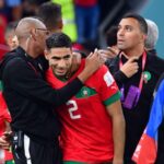 لاعب مغربي يحتفل مع الإداري بعد الفوز في كأس العالم