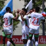 لاعبي المنتخب المغربي يحتفلون بفوز كبير.