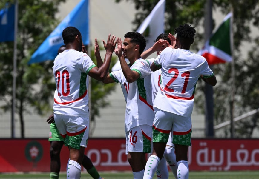 لاعبي المنتخب المغربي يحتفلون بفوز كبير.