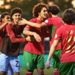 لاعبو المنتخب البرتغالي يحتفلون بهدف