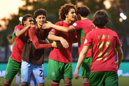 لاعبو المنتخب البرتغالي يحتفلون بهدف