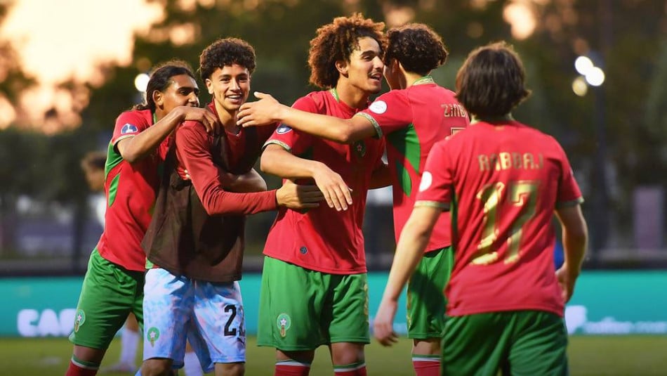 لاعبو المنتخب البرتغالي يحتفلون بهدف