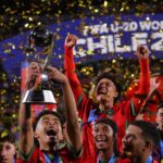 فريق كرة القدم المغربي للشباب يحمل الكأس بعد التتويج