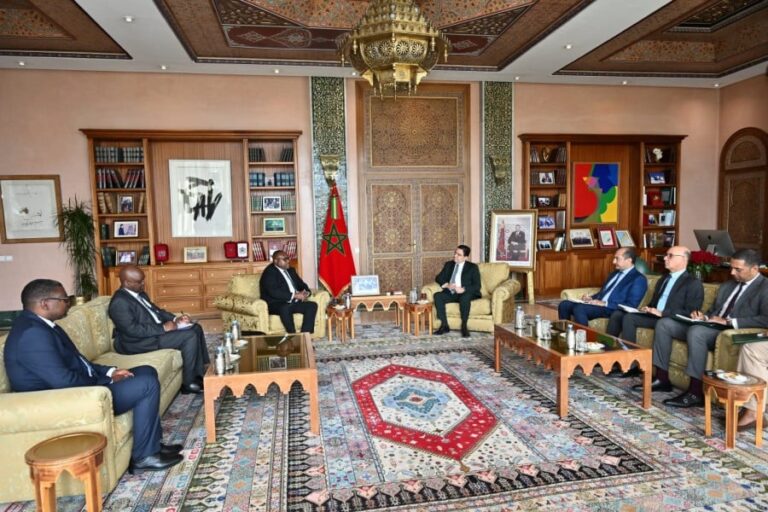 وزير الخارجية المغربي ووفد زامبي في اجتماع