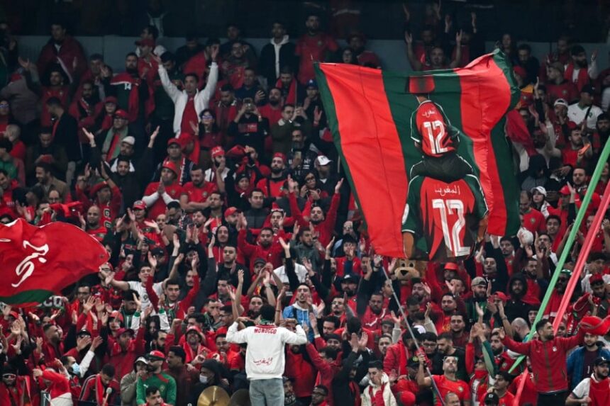 مشجعون مغاربة يحملون قمصاناً كبيرة