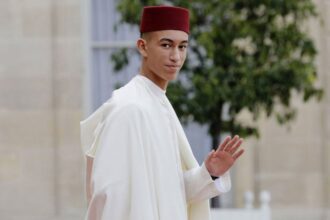 ولي العهد الأمير مولاي الحسن يلوح بيده