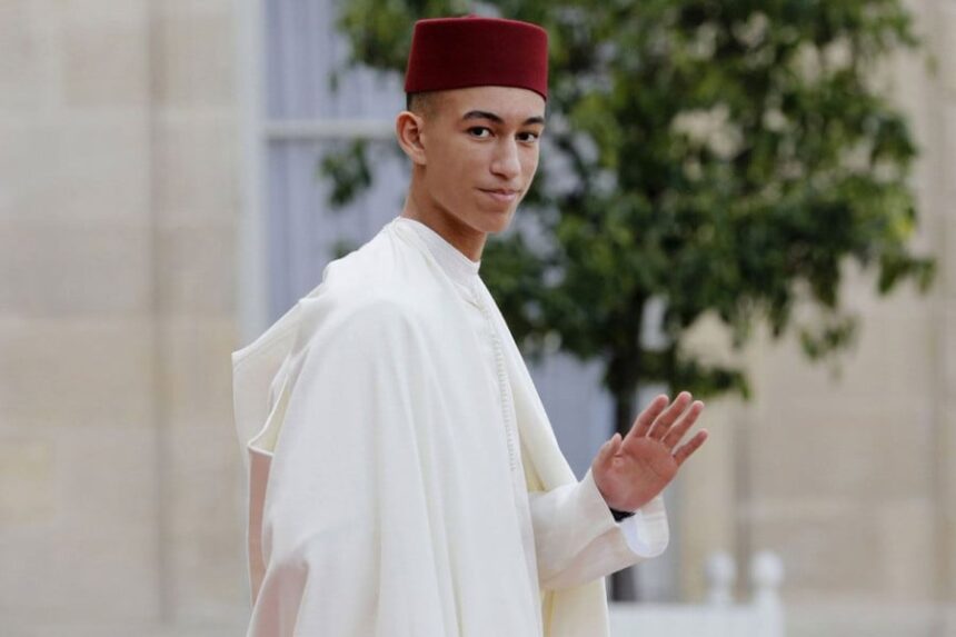 ولي العهد الأمير مولاي الحسن يلوح بيده