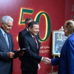 الأمير مولاي رشيد يصافح مسؤولين وشخصيات في حفل عشاء.
