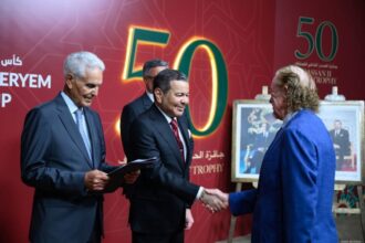 الأمير مولاي رشيد يصافح مسؤولين وشخصيات في حفل عشاء.