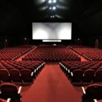 شريط سينمائي معروض داخل قاعة مظلمة