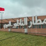 مطار الناظور العروي، لافتة بيضاء، علم مغربي.