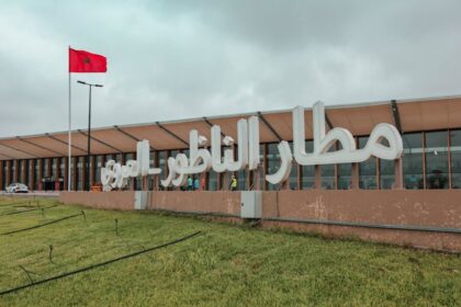 مطار الناظور العروي، لافتة بيضاء، علم مغربي.