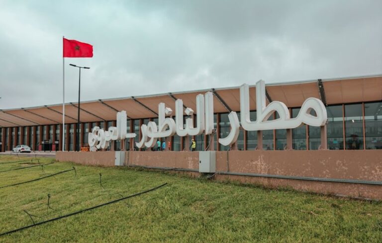 مطار الناظور العروي، لافتة بيضاء، علم مغربي.