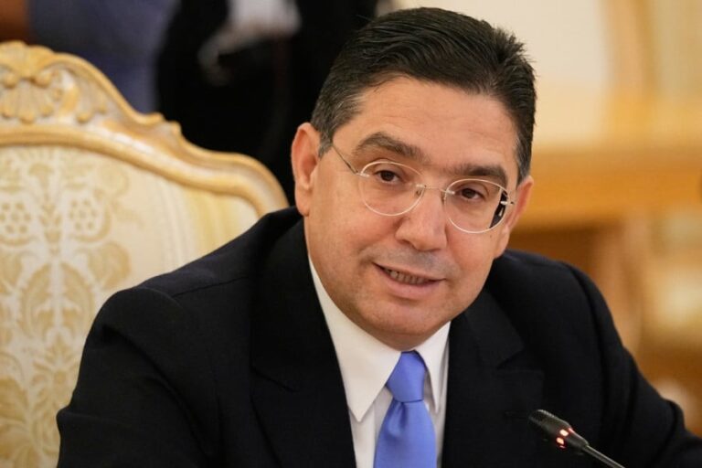 ناصر بوريطة يلقي كلمة في منصة مزودة بميكروفون.