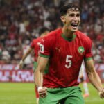 نايف أكرد بقميص المنتخب المغربي رقم 5 وبتعبير مفاجأة.
