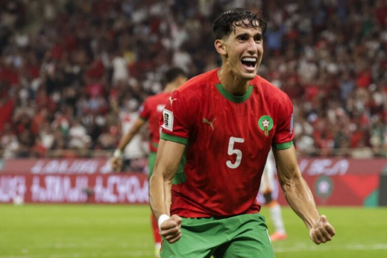 نايف أكرد بقميص المنتخب المغربي رقم 5 وبتعبير مفاجأة.