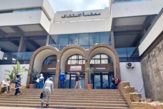 أعضاء لجنة العدل بمجلس النواب يصعدون الدرج.