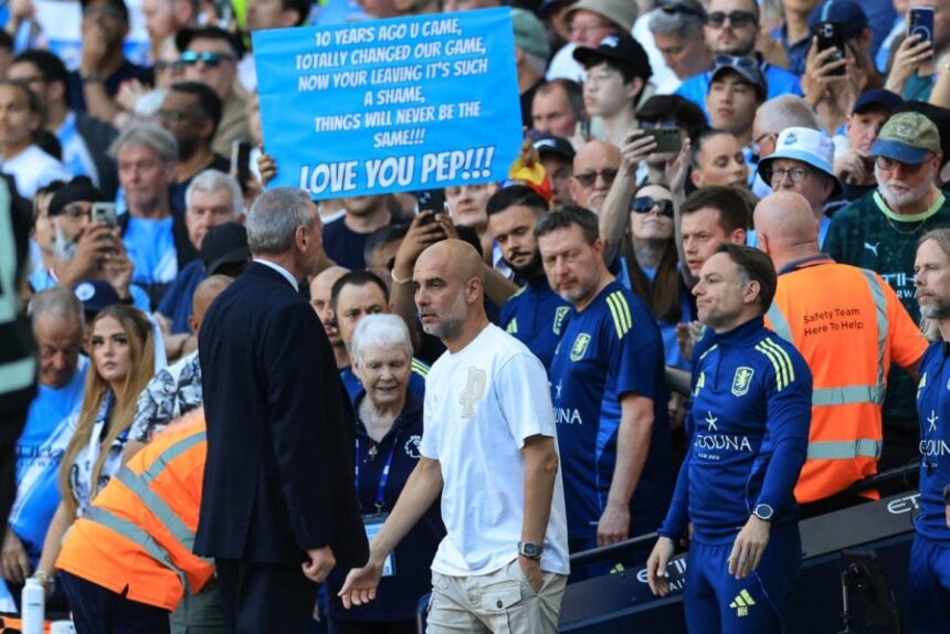 بيب غوارديولا يلوح للجماهير في مباراته الأخيرة مع مانشستر سيتي
