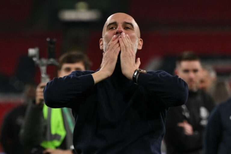 بيب غوارديولا يحتفل بالنصر والنجاح مع مانشستر سيتي