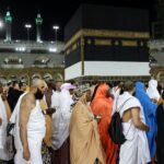 حجاج يرتدون الأبيض يتجمعون حول الكعبة المشرفة