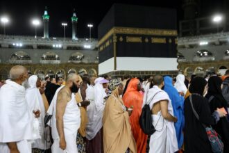 حجاج يرتدون الأبيض يتجمعون حول الكعبة المشرفة