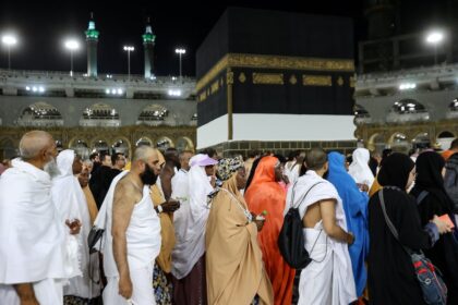 حجاج يرتدون الأبيض يتجمعون حول الكعبة المشرفة