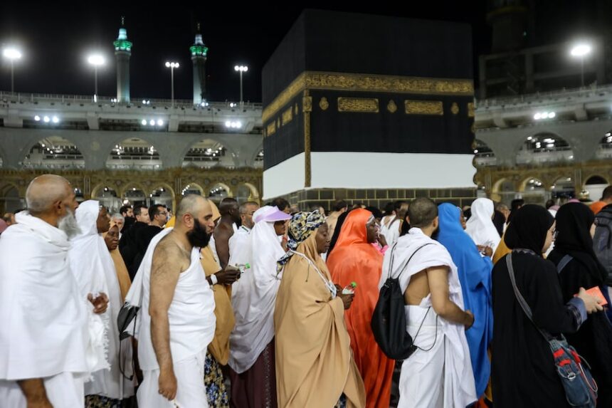 حجاج يرتدون الأبيض يتجمعون حول الكعبة المشرفة