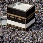 حشود من الحجاج تطوف حول الكعبة المشرفة في المسجد الحرام بمكة
