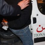 سيارة شرطة وتوقيف شخص بتهمة الاتجار في المخدرات