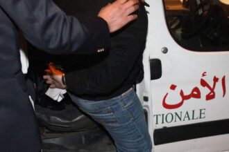 سيارة شرطة وتوقيف شخص بتهمة الاتجار في المخدرات