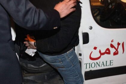 سيارة شرطة وتوقيف شخص بتهمة الاتجار في المخدرات