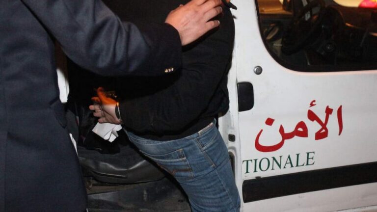 سيارة شرطة وتوقيف شخص بتهمة الاتجار في المخدرات