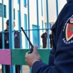 حارس أمن يحمل جهاز اتصال لاسلكي في سجن