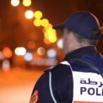 ضابط شرطة يقف ويده خلف ظهره