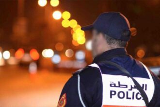 ضابط شرطة يقف ويده خلف ظهره