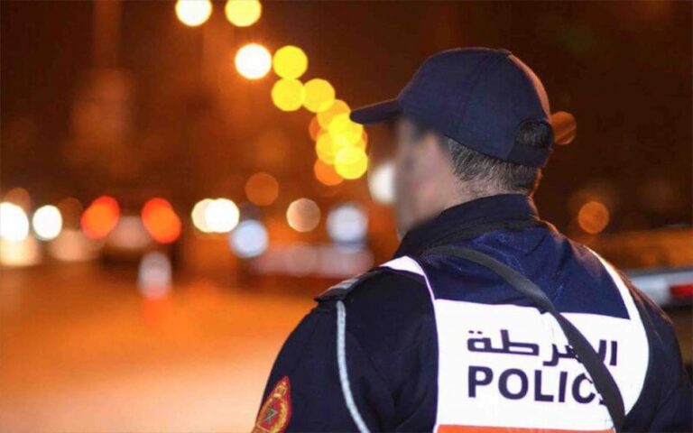ضابط شرطة يقف ويده خلف ظهره
